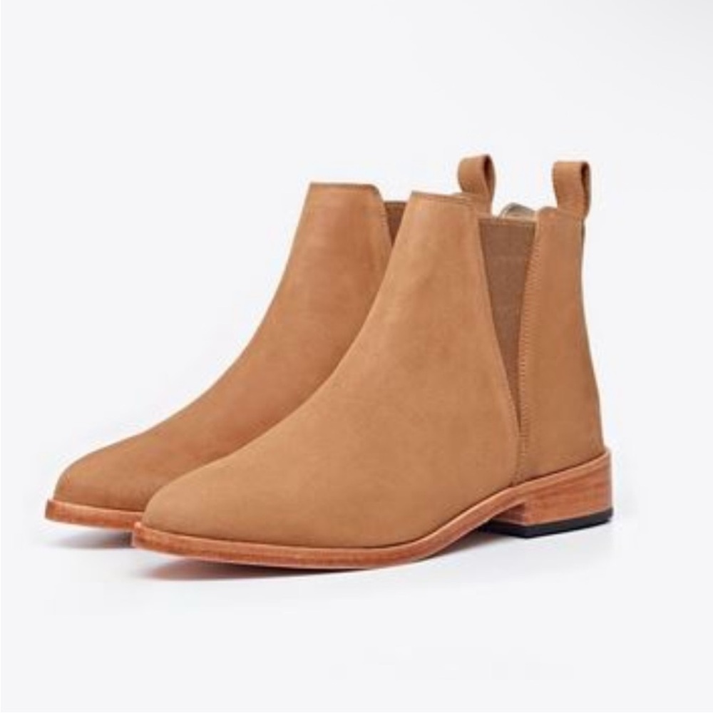NISOLO Eva Everyday Chelsea Leather Boot in Almond - New without Box